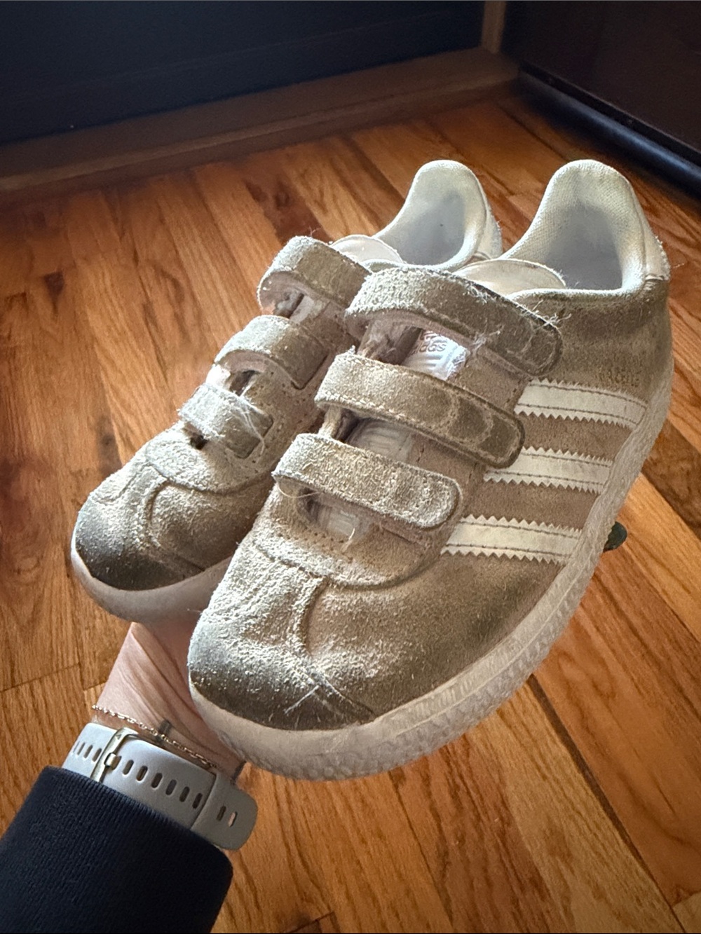 adidas Originals Kids Gazelle Velcro Sneakers in light pink and White - Picture 6 of 8
